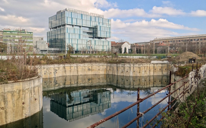 Napušteno gradilište zamišljenog elitnog kompleksa Moj dvor između Žajine i Magazinske ulice 2013. godine